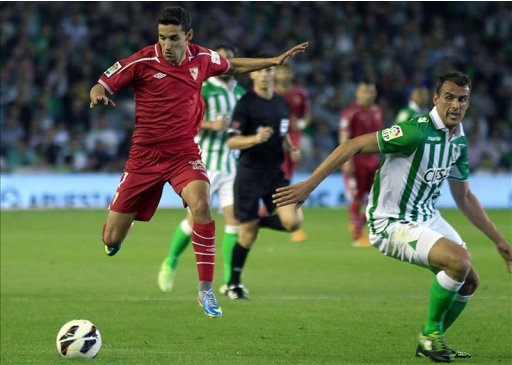 El delantero del Real Betis, Rubén Castro (i), celebra su gol, segundo del equipo, junto al portero portugués Beto, del Sevilla FC. EFEEl entrenador del Sevilla FC, Unai Emery, durante el partido. EFEEl delantero del Sevilla CF, Jesús Navas (i), desborda a Antonio Amaya, del Real Betis, durante el partido, correspondiente a la trigésimo primera jornada de Liga en Primera División, que Real Betis y Sevilla CF disputan, esta noche, en el estadio Benito Villamarín, en Sevilla. EFE