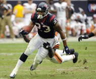 El corredor de los Texans de Houston Arian Foster (23) se le escapa al linebacker D'Qwell Jackson, de los Browns de Cleveland, en una jugada del tercer período en la victoria de Houston 30-12 sobre los Browns el domingo 6 de noviembre de 2011, en Houston. (Foto AP/Dave Einsel)