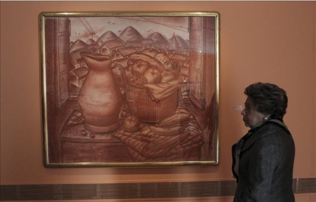 Un visitante observa la exposición "Botero, dibujos en tela y en papel" del artista colombiano Fernando Botero en el Museo Nacional de Bellas de Buenos Aires (Argentina). EFEUn visitante observa la ex