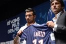 Lavezzi (E) mostra sua nova camisa ao lado do diretor esportivo Leonardo