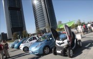 Decenas de vehículos eléctricos, desde bicis a coches, antes de salir desde las cuatro torres de la antigua Ciudad Deportiva del Real Madrid, en la I Marcha del Vehículo Eléctrico que se celebra este domingo en Madrid dentro de las actividades de la Semana Europea de la Movilidad, para reivindicar una ciudad sin ruidos y contaminación. EFEDecenas de vehículos eléctricos, desde bicis a coches, antes de salir desde las cuatro torres de la antigua Ciudad Deportiva del Real Madrid, en la I Marcha del Vehículo Eléctrico que se celebra este domingo en Madrid dentro de las actividades de la Semana Europea de la Movilidad, para reivindicar una ciudad sin ruidos y contaminación. EFE