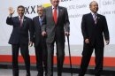 El rey Juan Carlos (2º por la dcha), rodeado de tres presidentes, Humala, Pñera y Calderón, el 17 de noviembre en Cádiz