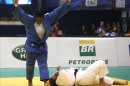 La cubana Ydalis Ortiz (i) fue registrada al vencer a la brasileña María Suelen Altheman (d), durante la pelea final por la categoría femenina de más de 78 kgs., en desarrollo del Mundial de Judo de Río de Janeiro (Brasil). EFE