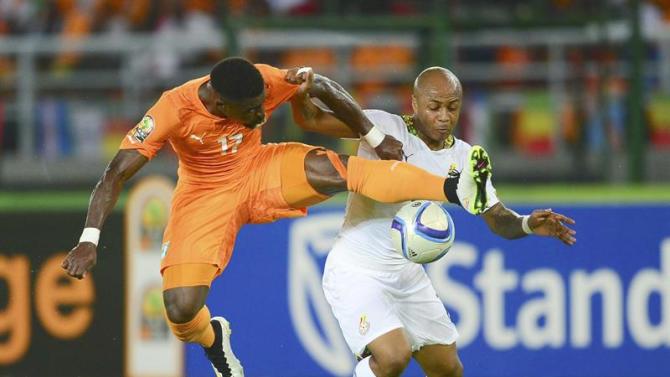 15BDGB. Bata (Equatorial Guinea), 08/02/2015.- Serge Aurier of Ivory Coast (L) and Andre Ayew of Ghana in action during the 2015 Africa Cup of Nations final soccer match between Ivory Coast and Ghana at the Bata Stadium in Bata, Equatorial Guinea, 08 February 2015. (República Guinea, Irlanda) EFE/EPA/BARRY ALDWORTH UK AND IRELAND OUT