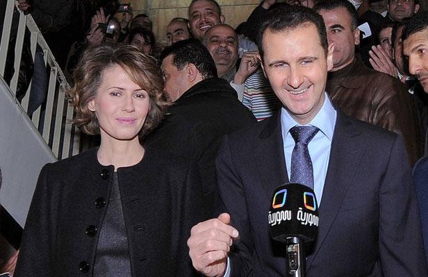 Bachar al-Assad et sa femme Asma arrivent dans un bureau de vote de Damas le 27 février 2012 lors d'un référendum sur la Constitution., AY-COLLECTION/SIPA
