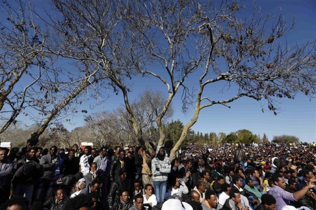 Plus de 10.000 migrants africains se sont rassemblés mercredi à Jérusalem devant la Knesset, le Parlement israélien, au quatrième jour de manifestations pour que leur soit accordé le statut de réfugiés. /Photo prise le 8 janvier 2014/REUTERS/Baz Ratner