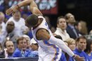 El jugador del Thunder de Oklahoma City, Russel Westbrook, golpea una mesa tras chocar con el jugador de Houston, Patrick Beverly, en un partido por los playoffs de la NBA el miércoles, 24 de abril de 2013, en Oklahoma City. (AP Photo/Sue Ogrocki)