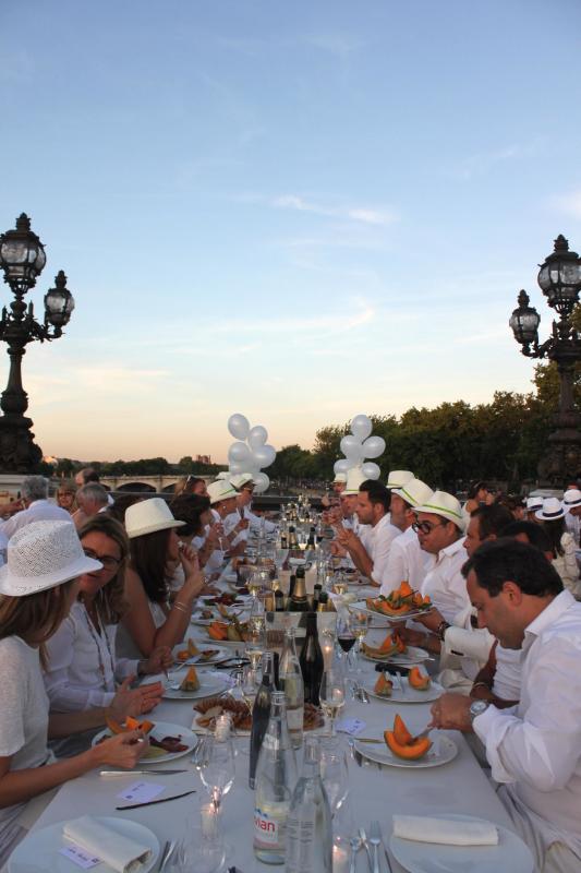 Diner en Blanc sends 13,000 picnickers onto bridges of Paris