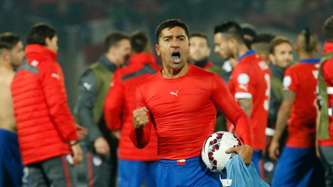 Chile&#39;s David Pizarro celebrates at the end of match against Uruguay during a Copa America quarterfinal soccer match at the National Stadium in Santiago, Chile, Wednesday June 24, 2015. Chile won the game 1-0.(AP Photo/Luis Hidalgo)