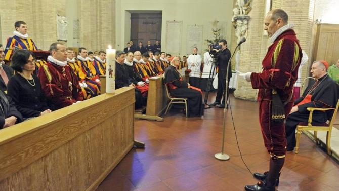 . Vatican City [Vatican City State (holy See)), 31/01/2015.- A handout picture released by the Swiss Guard Press Office of Swiss Guards&#39; outgoing Commander, Colonel Daniel Rudolf Anrig (R) delivering a speech during his farewell ceremony at Vatican City, Vtican, 31 January 2015. The head of the Swiss Guards, whom Pope Francis on 03 December 2015 ordered to leave his post, rejected accusations of harsh leadership and a lavish lifestyle in an interview published 31 January 2015 that coincided with the end of his command. (Papa) EFE/EPA/KATARZYNA ARTYMIAK / HANDOUT ?? PROVIDES ACCESS TO THIS HANDOUT PHOTO TO BE USED SOLELY TO ILLUSTRATE NEWS REPORTING OR COMMENTARY ON THE FACTS OR EVENTS DEPICTED IN THIS IMAGE; NO ARCHIVING; NO LICENSING HANDOUT EDITORIAL USE ONLY/NO SALES