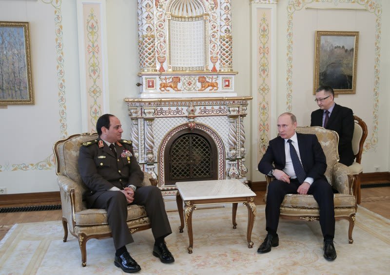 كيف استقبلت روسيا السيسي وزير دفاع مصر؟ AP151350722925-4-jpg_150831