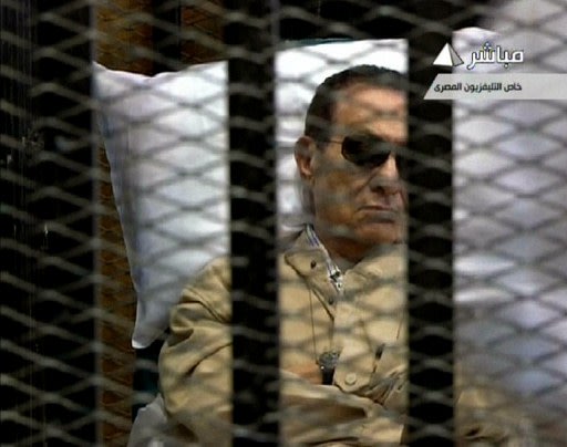 محكمة جنايات القاهرة أصدرت اليوم السبت حكما بالسجن المؤبد على الرئيس المصري السابق 000-Nic6100315-jpg_105727