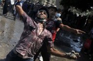 Au Caire, où l'ambassade américaine est visée par des manifestations depuis mardi, des heurts sporadiques se sont poursuivis dans la matinée avec les forces de l'ordre déployées aux abords de la mission diplomatique