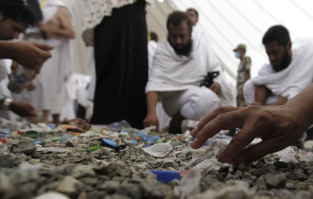Muslim pilgrims collect stones …