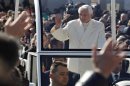Papa Benedetto XVI saluta la folla nel corso dell'ultima udienza generale del suo pontificato