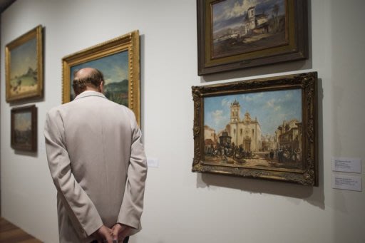 Un visitante observa las pinturas en el Museo de Arte de Rio de Janeiro (MAR), este jueves