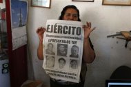 María Orozco, madre de un desaparecido, muestra un afiche en Iguala, México, feb 20 2013. Decenas de personas fueron secuestradas y asesinadas en México por las fuerzas de seguridad en los últimos años durante la ofensiva contra el narcotráfico del ex presidente Felipe Calderón, dijo el organismo Human Rights Watch, en un reporte divulgado el miércoles. REUTERS/Tomas Bravo