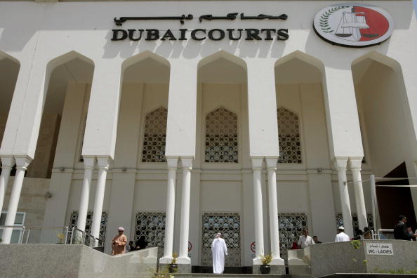 محاكم دبي تشهد نشاطا غير عادي بسبب قضايا الأجانب والمواطنين وهو ما جعل هذه الصورة من أبرز ما تنشره الصحافة العالمية