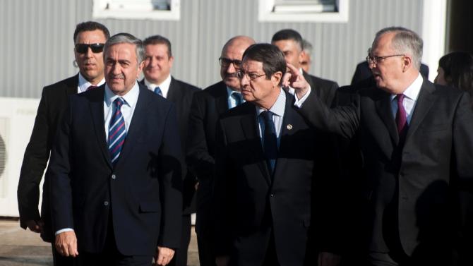 Cypriot President Nicos Anastasiades (C-R) and Turkish Cypriot leader Mustafa Akinci (C-L) on December 20, 2015 in Nicosia on the last day of their UN-brokered peace negotiations for the year