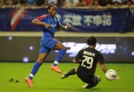 L'Ivoirien Didier Drogba a marqué deux buts lors de la facile et large victoire de son équipe Shanghai Shenhua en Championnat de Chine (5-1) devant Hangzhou Greentown, réduite à 10, samedi, pour la 20e journée, le Français Nicolas Anelka réusissant deux passes décisives