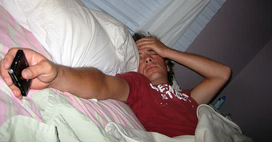 استخدام الهاتف النقال قبل النوم يؤدي إلى الصداع! 20131013110204