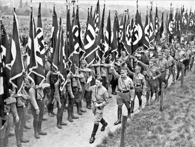 En la imagen, Adolf Hitler seguido por Ernst Röhm, jefe de las SA, saluda. EFE/Archivo
