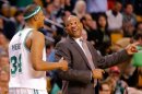El entrenador de los Boston Celtics, Doc Rivers, da instrucciones a Paul Pierce, el 3 de abril en el partido contra Detroi en Boston.