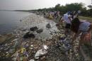 File photo of volunteers collecting garbage along the shore off Manila Bay
