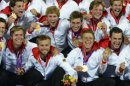 Los integrantes del equipo masculino alemán de hóckey sobre hierba posan con sus medallas de oro