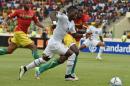 Ghana's midfielder Christian Atsu (C) advances with the ball past Guinea's Baissama Sankoh and Djibril Paye (R) during their 2015 African Cup of Nations quarter-final football match in Malabo on February 1, 2015