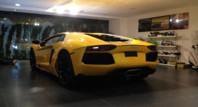Cường 'đô la' khoe siêu xe Lamborghini Aventador màu vàng C__ng_____la__khoe_si_u-e7d3e14938e6b9dfdd471a51aba47284