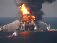 Un juez estadounidense aceptó un acuerdo de la petrolera BP para declararse culpable por su papel en el desastre de Deepwater Horizon en el golfo de México y pagar 4.500 millones de dólares (unos 3.350 millones de euros) en multas por el vertido de petróleo aguas profundas más grave de la historia de Estados Unidos. En la imagen de archivo, barcos intentan apagar la explosión de la plataforma Deepwater Horizon en el pozo Macondo de BP, en Louisiana, en una fotografía distribuida el 21 de abril de 2010. REUTERS/U.S. Coast Guard/Handout SOLO PARA USO EDITORIAL. PROHIBIDA SU VENTA PARA MARKETING O CAMPAÑAS DE PUBLICIDAD. ESTA IMAGEN HA SIDO PROPORCIONADA POR UN TERCERO Y SE DISTRIBUYE, TAL Y COMO FUE RECIBIDA POR REUTERS, COMO SERVICIO A SUS CLIENTES.