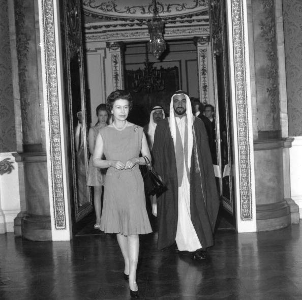 الملكة إليزابيث ملكة بريطانيا خلال لقاء مع الشيخ زايد عام 1969 وستمر الأيام وتزور الملكة المعمرة ابنه خليفة بن زايد في أبو ظبي