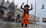 VE01 VENECIA (ITALIA) 31/10/2012.- Una niña vestida de bruja posa en la inundada plaza de San Marco en Venecia (Italia) hoy, miércoles 31 de octubre de 2012, con motivo de la celebración de Halloween. EFE/ Andrea Merola
