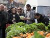 Ατελείωτες ουρές για δωρεάν φρούτα-λαχανικά έξω από το υπουργείο Αγροτικής Ανάπτυξης
