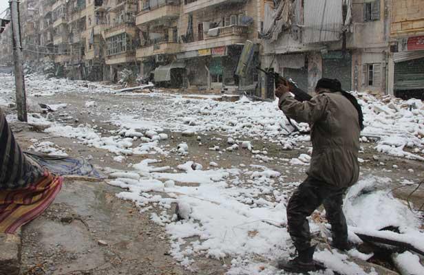 Alep, le 11 décembre 2013, un opposant au régime syrien pointe son arme vers les balcons enneigés de la ville., MEDO HALAB / AFP