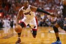 El jugador de Miami Heat Dwyane Wade realiza una penetración en el área, este miércoles contra los Orlando Magic en Miami.