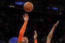 El jugador de los Knicks, Carmelo Anthony, izquierda, tira al aro en un partido contra Milwaukee el sábado, 15 de marzo de 2014, en Nueva York. (AP Photo/Richard Drew)