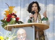 La activista Bianca Jagger se dirige a los asistentes al acto "Solidaridad europea con el Tíbet", el pasado sábado, 26 de mayo. EFE/Archivo