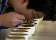 En esta fotografía del 30 de abril de 2003, Yoshi Kato cata el aroma, la textura y el sabor del café durante una competencia de productores nicaragüenses de café en Managua, Nicaragua. (Foto AP Photo/Esteban Felix/Archivo)