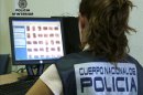 Un agente de la Policia Nacional investiga un equipo informático. EFE/Archivo