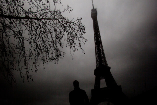 10 صورة رائعة تفوز في مسابقة ناشونال جيوغرافيك للتصوير في 2012 Eerie-Eiffel-jpg_175234