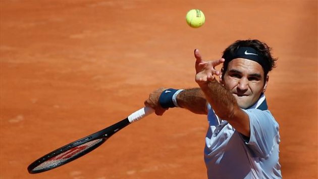 Tennis - Federer to continue new racquet experiment