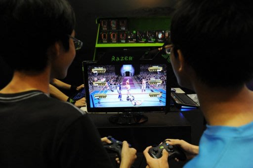 Jovens jogam videogame em março de 2011