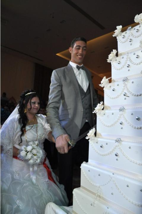 بالصور..حفل زفاف أطول رجل بالعالم 000-Was8031661-jpg_150936
