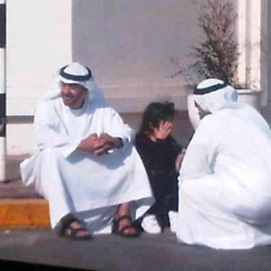 ولي عهد ابو ظبي يجلس ع الرصيف بانتظار والد تلميذه 424851-599506953408153-309030453-n-jpg_083352