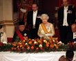 Ratu Elizabeth II memberi …