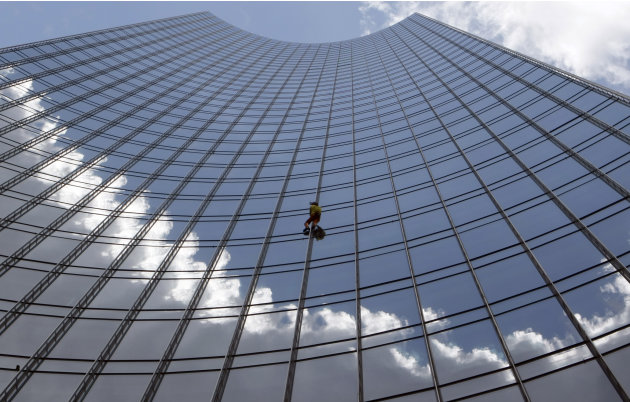 Alain Robert memanjat gedung …