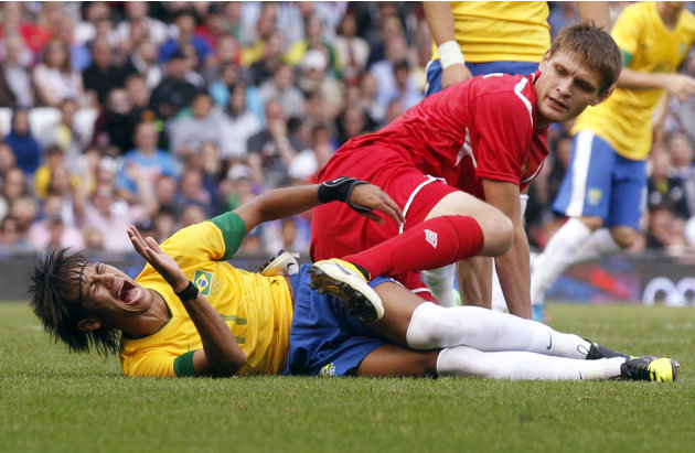Brazil&#39;s Neymar reacts to falling with Belarus&#39; Igor Kuzmenok during their men&#39;s Group C football match at the London 2012 Olympic Games at Old Trafford in Manchester