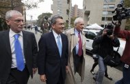 Former Goldman Sachs Group Inc board member Rajat Gupta (C) arrives at Manhattan Federal Court with his lawyer, Gary Naftalis (R) in New York, October 24, 2012. REUTERS/Lucas Jackson